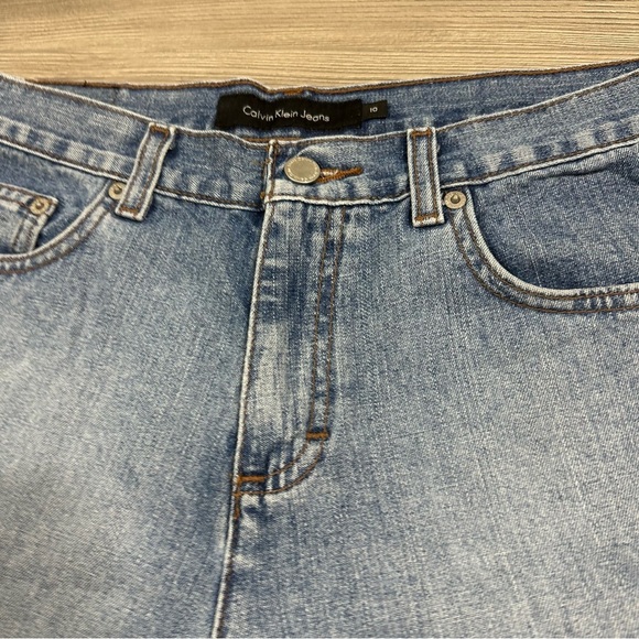 Calvin Klein Medium Wash Denim Shorts Women’s High Waist Classic 90s Minimalist - Picture 2 of 6